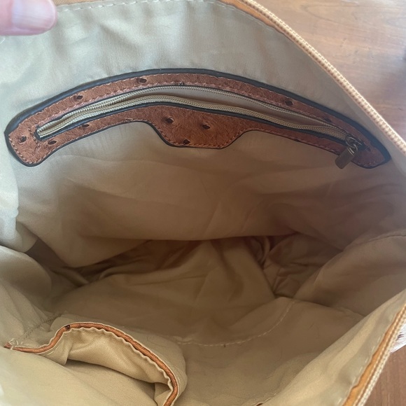 Versatile bag with expandable sides and multiple strap usage - Picture 7 of 10